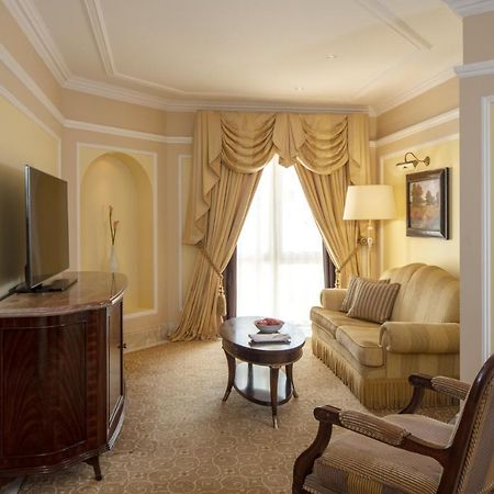 The Regency Hotel Kuwait Kuwait City Exterior foto A living room at the Ritz-Carlton, Tarrant County