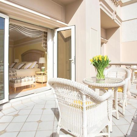 The Regency Hotel Kuwait Kuwait City Exterior foto A balcony
