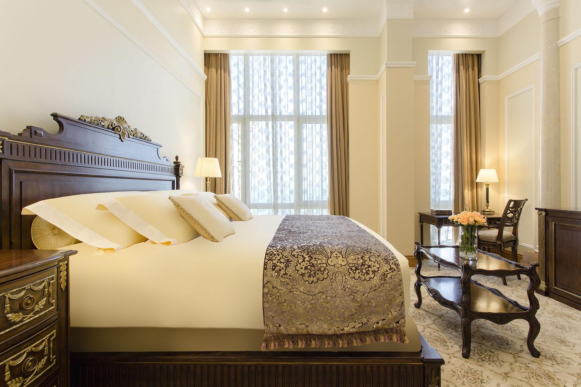 The Regency Hotel Kuwait Kuwait City Exterior foto A bedroom at the hotel