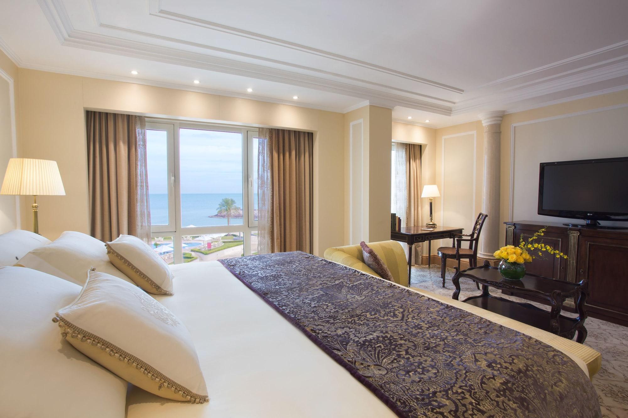 The Regency Hotel Kuwait Kuwait City Exterior foto A suite at the hotel