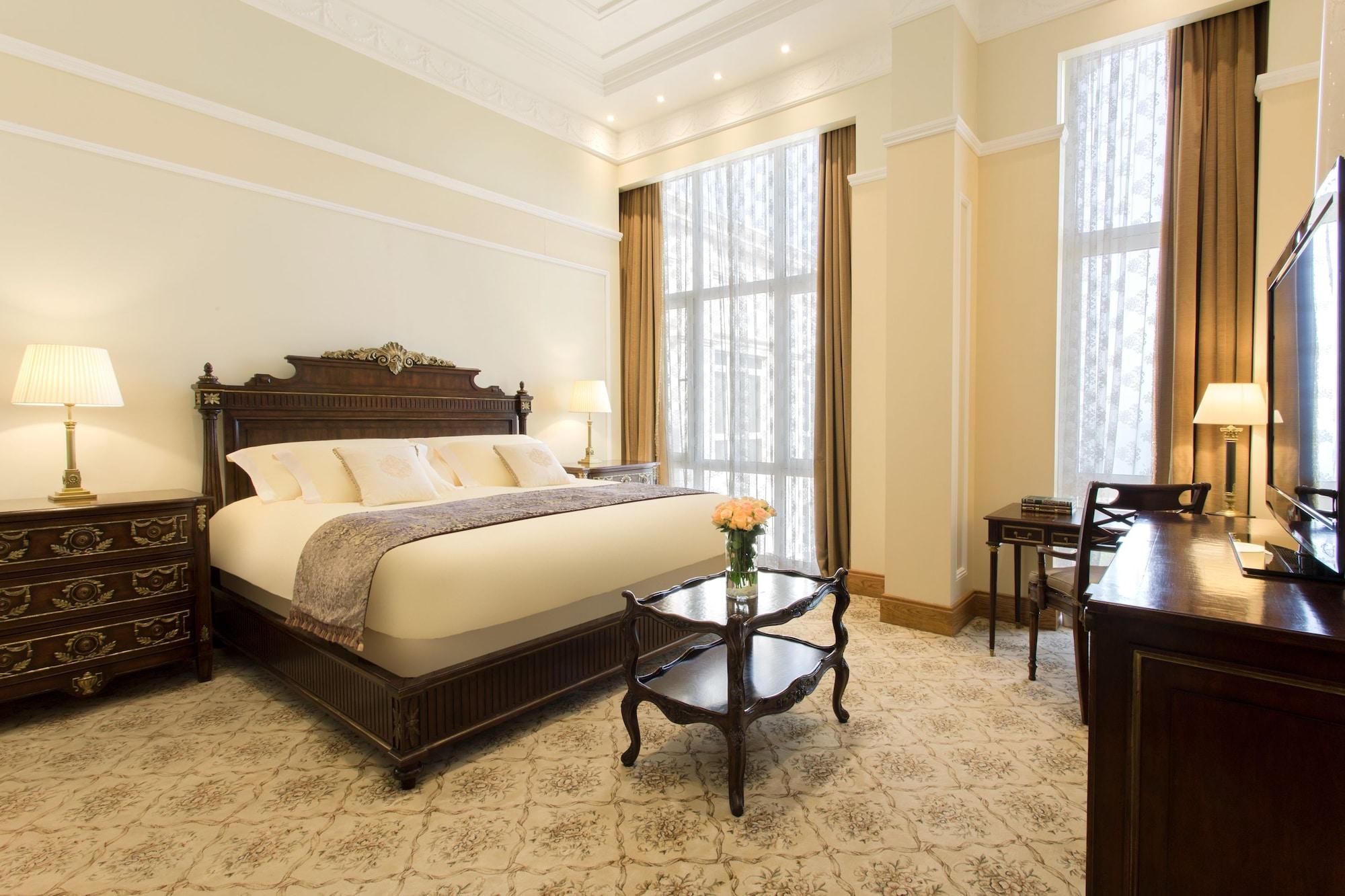 The Regency Hotel Kuwait Kuwait City Exterior foto A bedroom at the hotel