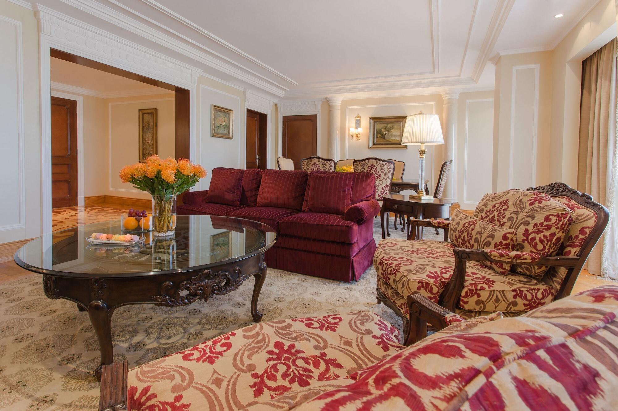 The Regency Hotel Kuwait Kuwait City Exterior foto A suite at the hotel