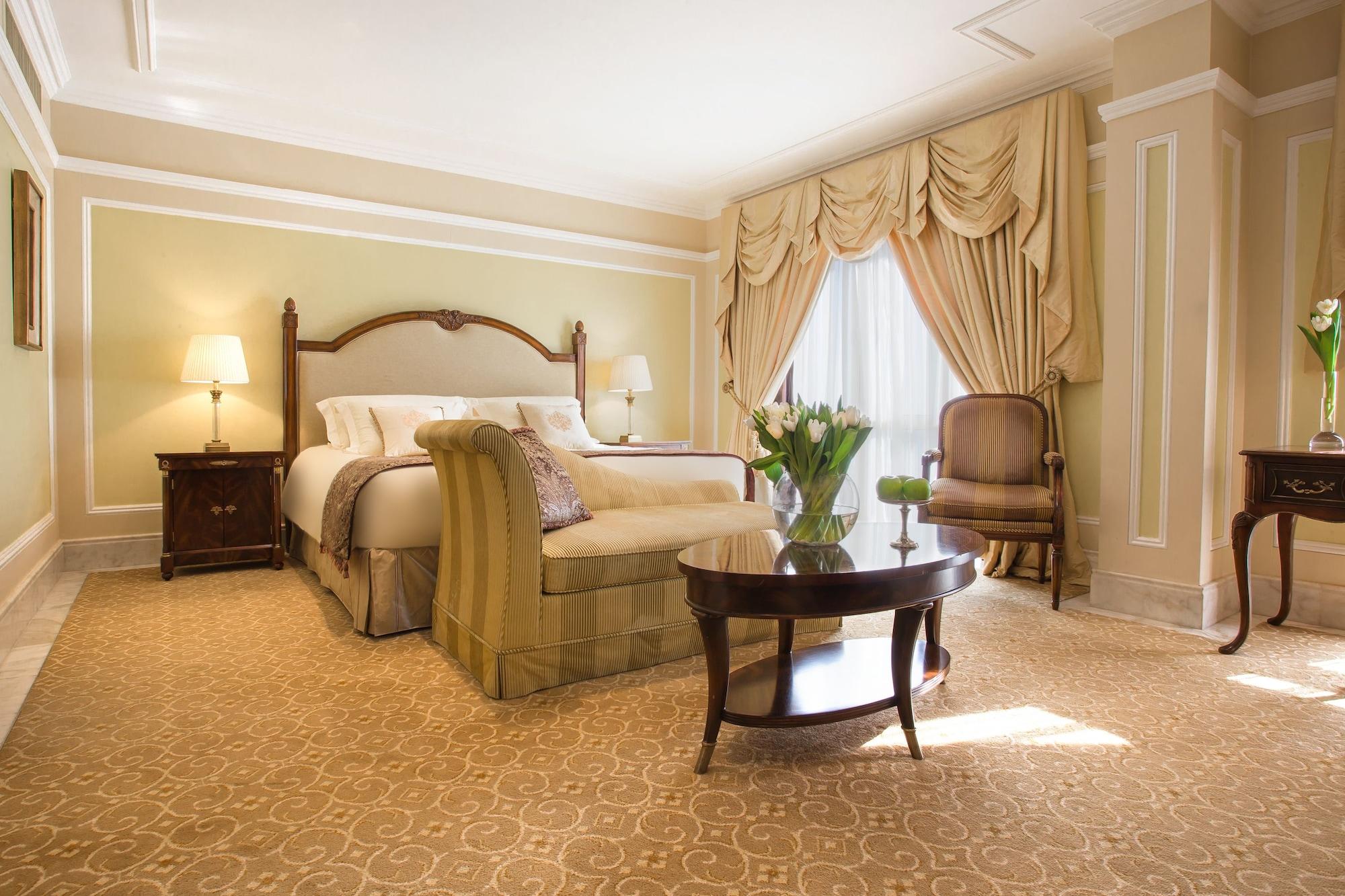 The Regency Hotel Kuwait Kuwait City Exterior foto A bedroom at the Ritz-Carlton, Boston