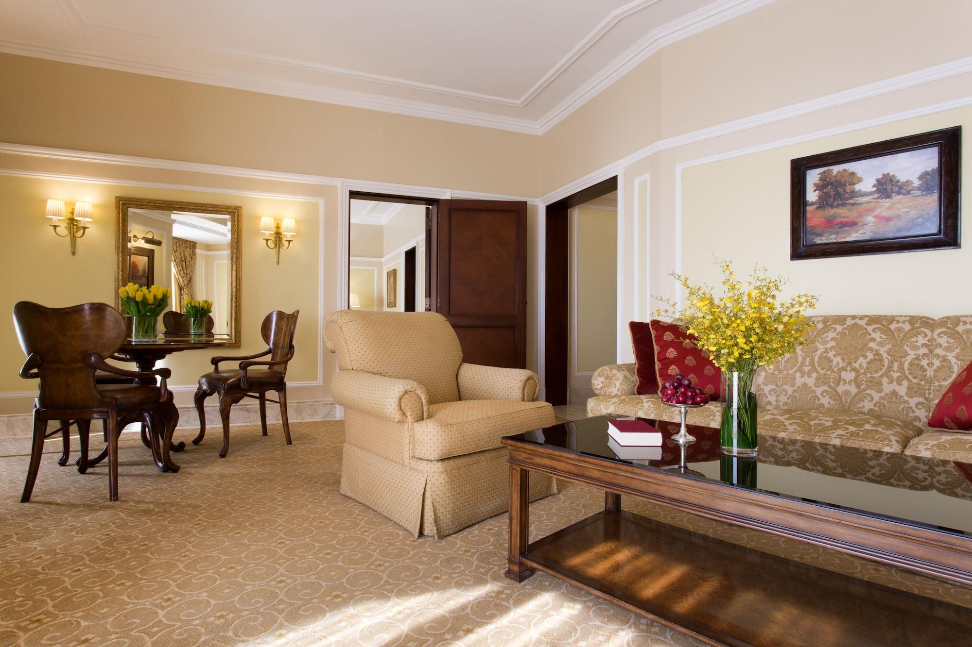 The Regency Hotel Kuwait Kuwait City Exterior foto A suite at the Four Seasons Hotel