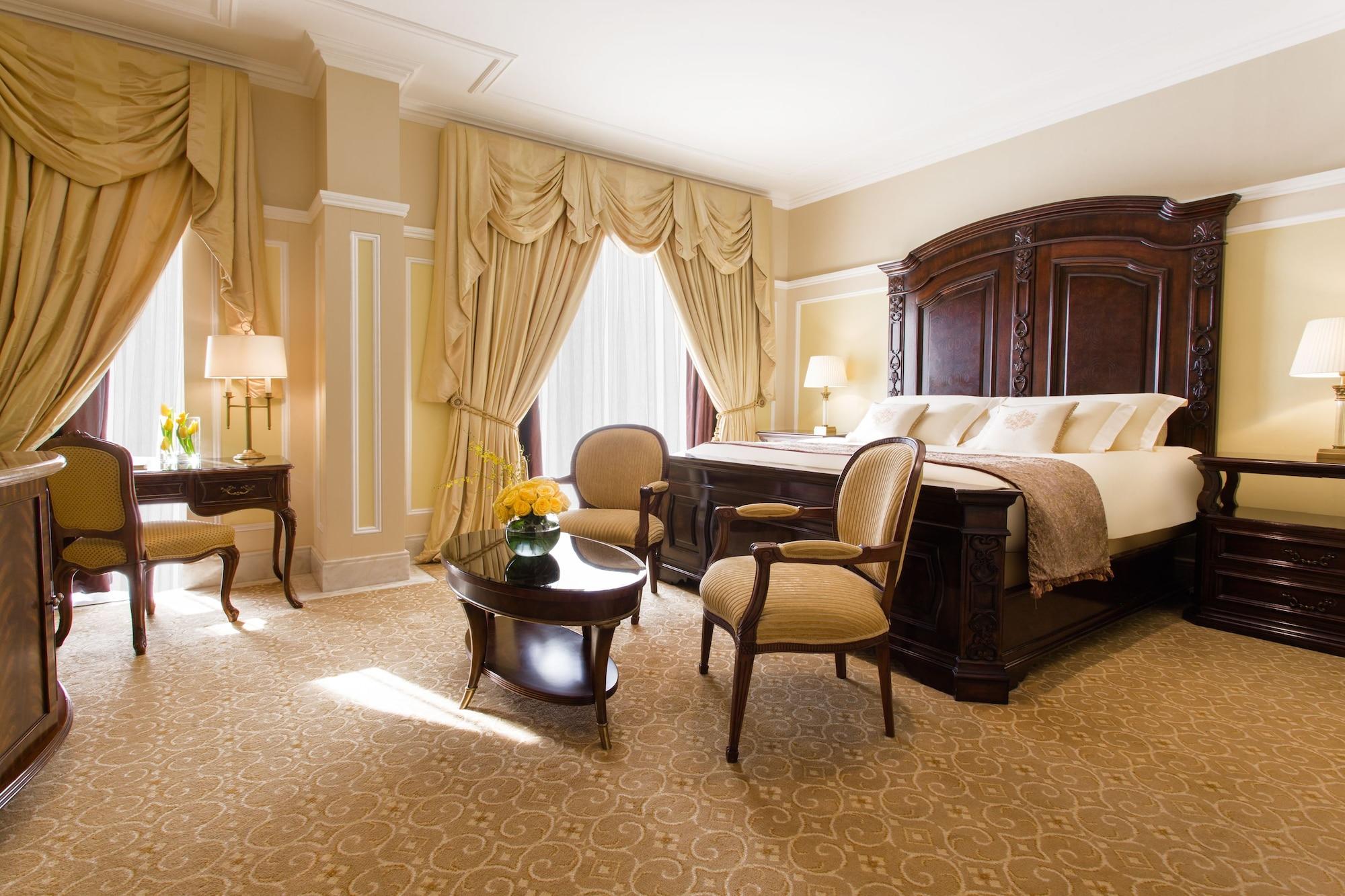 The Regency Hotel Kuwait Kuwait City Exterior foto A bedroom at the Ritz-Carlton, Boston