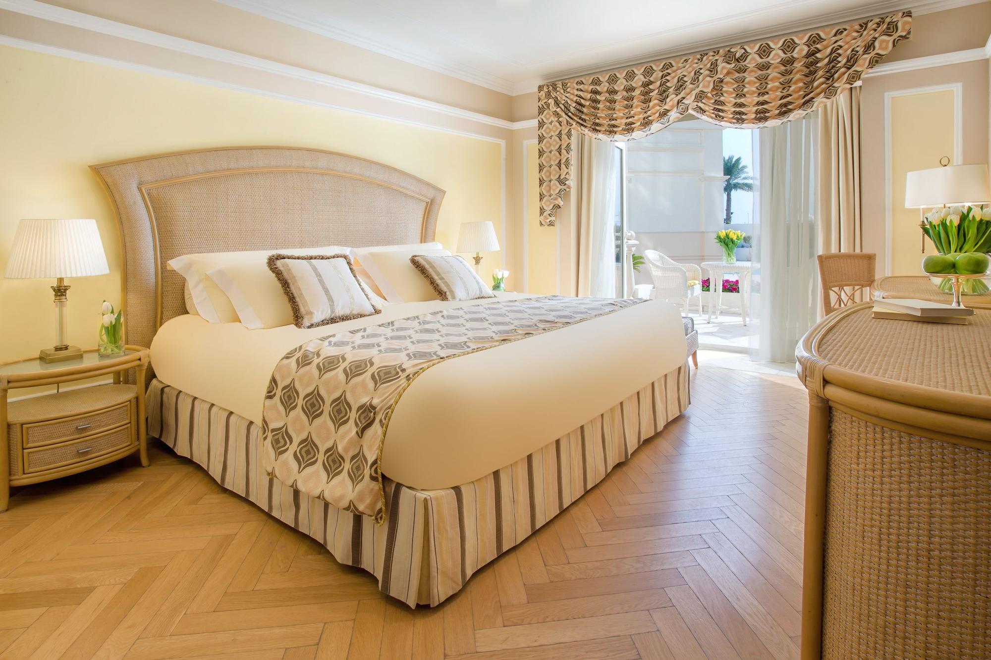 The Regency Hotel Kuwait Kuwait City Exterior foto A bedroom at The Boca Raton Resort