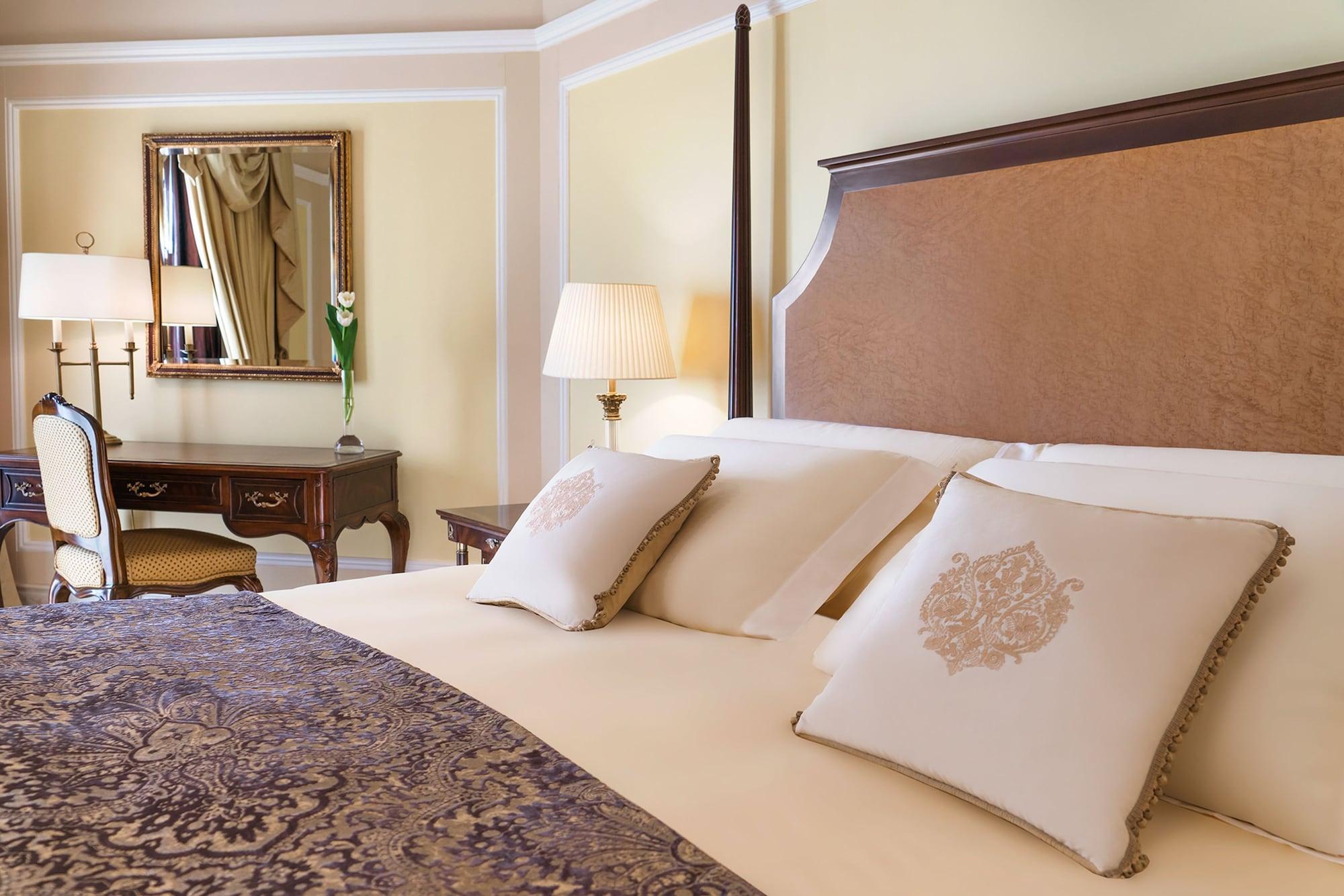 The Regency Hotel Kuwait Kuwait City Exterior foto A bedroom at the Four Seasons Hotel