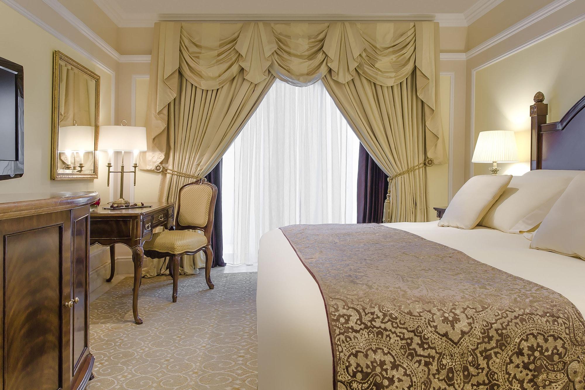 The Regency Hotel Kuwait Kuwait City Exterior foto A guest room at The Ritz-Carlton, Boston