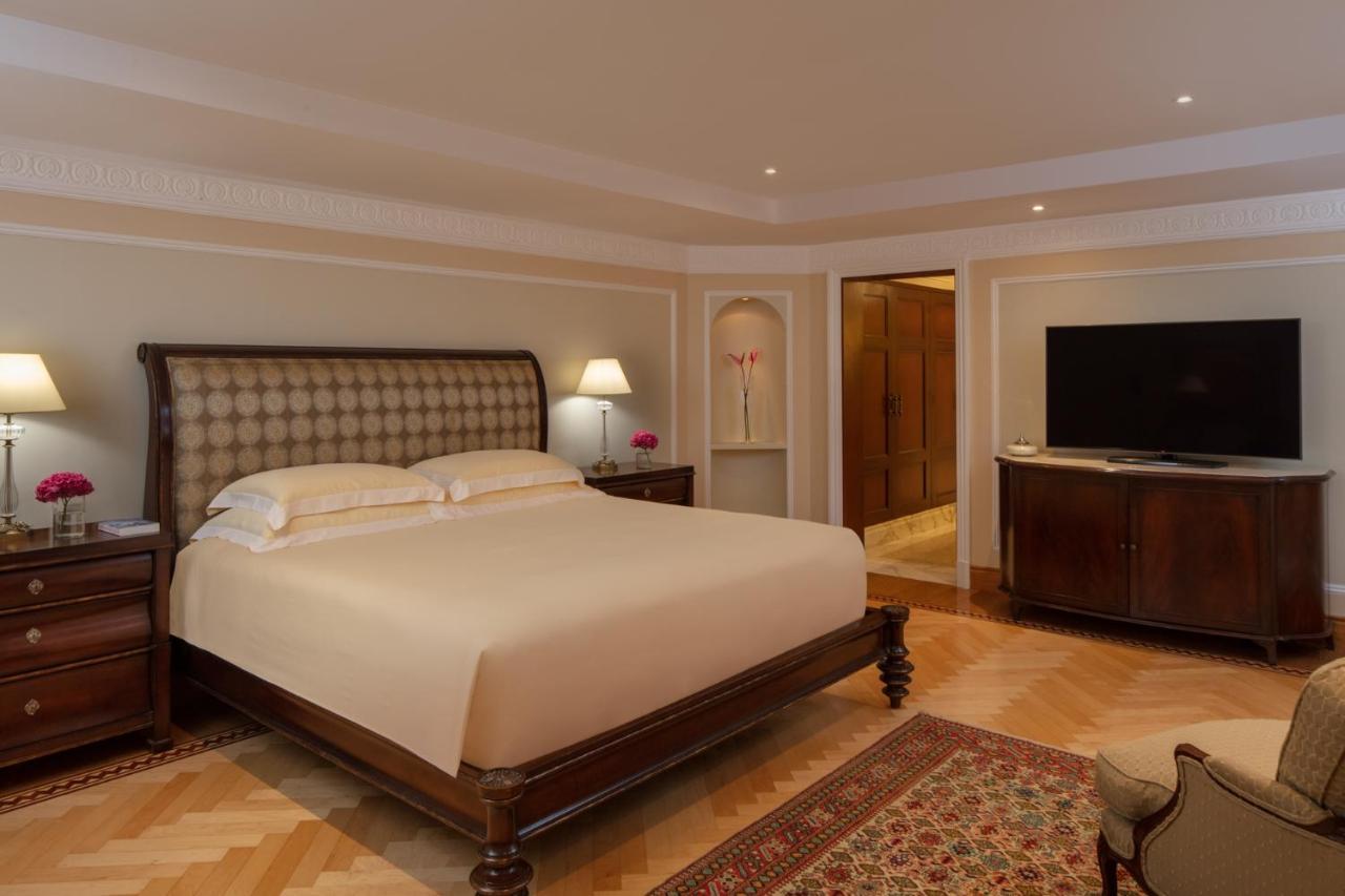 The Regency Hotel Kuwait Kuwait City Exterior foto A bedroom at the Taj Mahal Palace