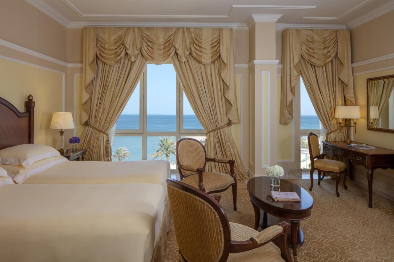 The Regency Hotel Kuwait Kuwait City Exterior foto A room at the Four Seasons Hotel