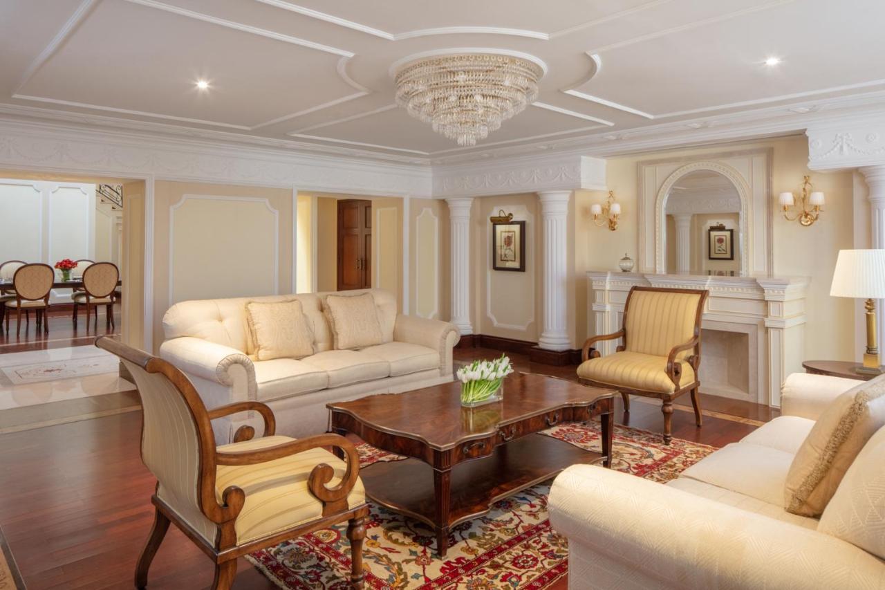 The Regency Hotel Kuwait Kuwait City Exterior foto A living room in a suite at the Taj Mahal Palace, Mumbai