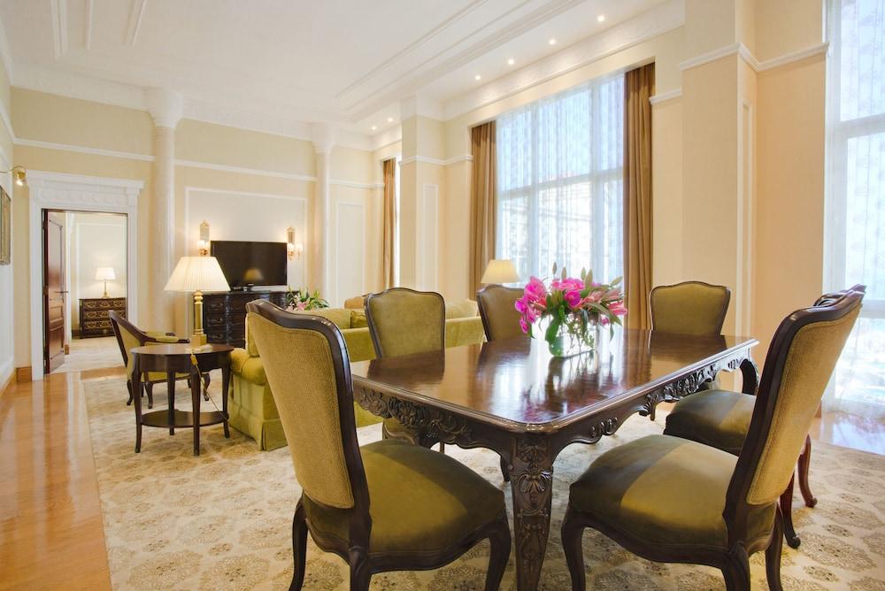 The Regency Hotel Kuwait Kuwait City Exterior foto The interior of a suite at the Ritz-Carlton, Boston