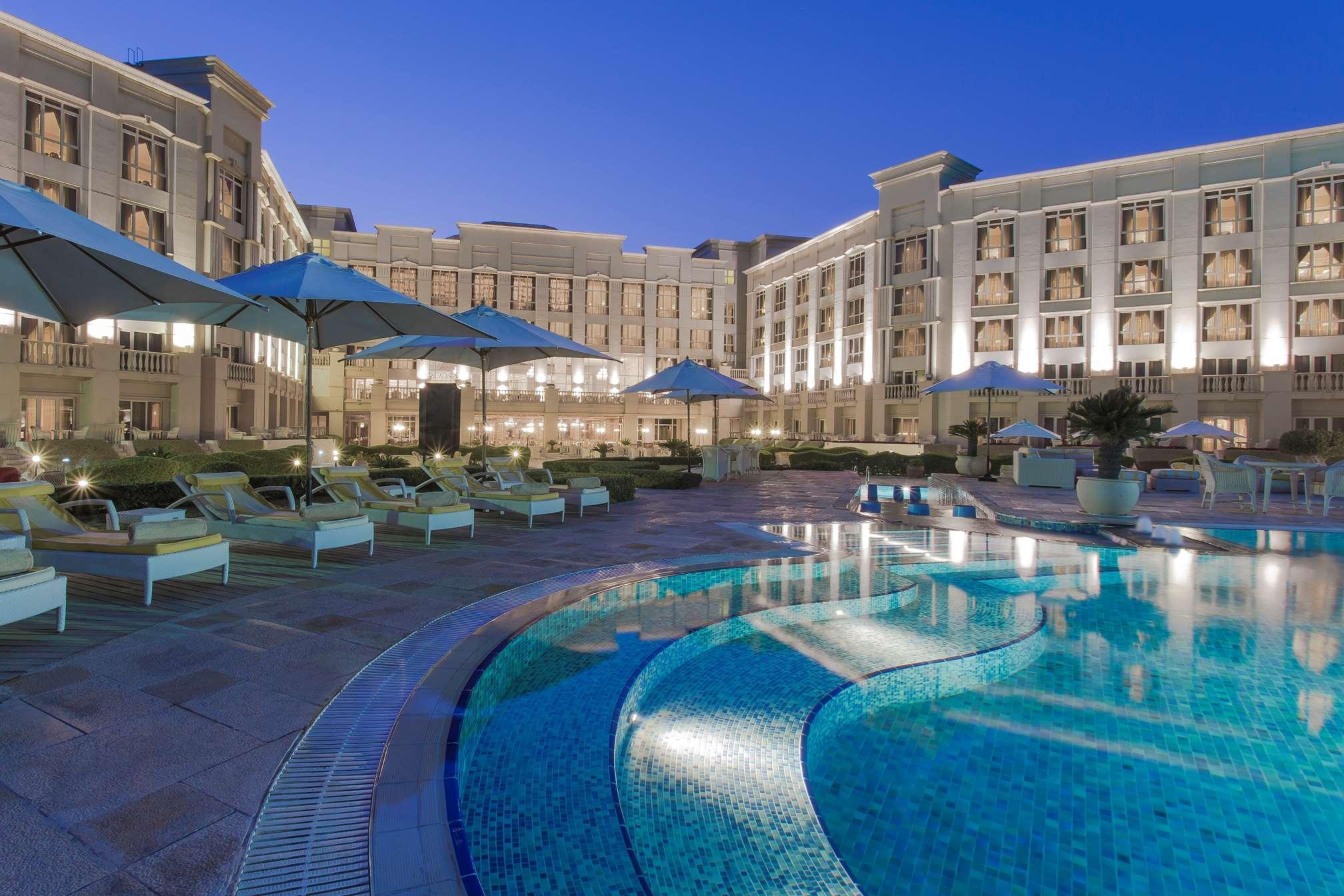 The Regency Hotel Kuwait Kuwait City Exterior foto The pool at the Four Seasons Hotel