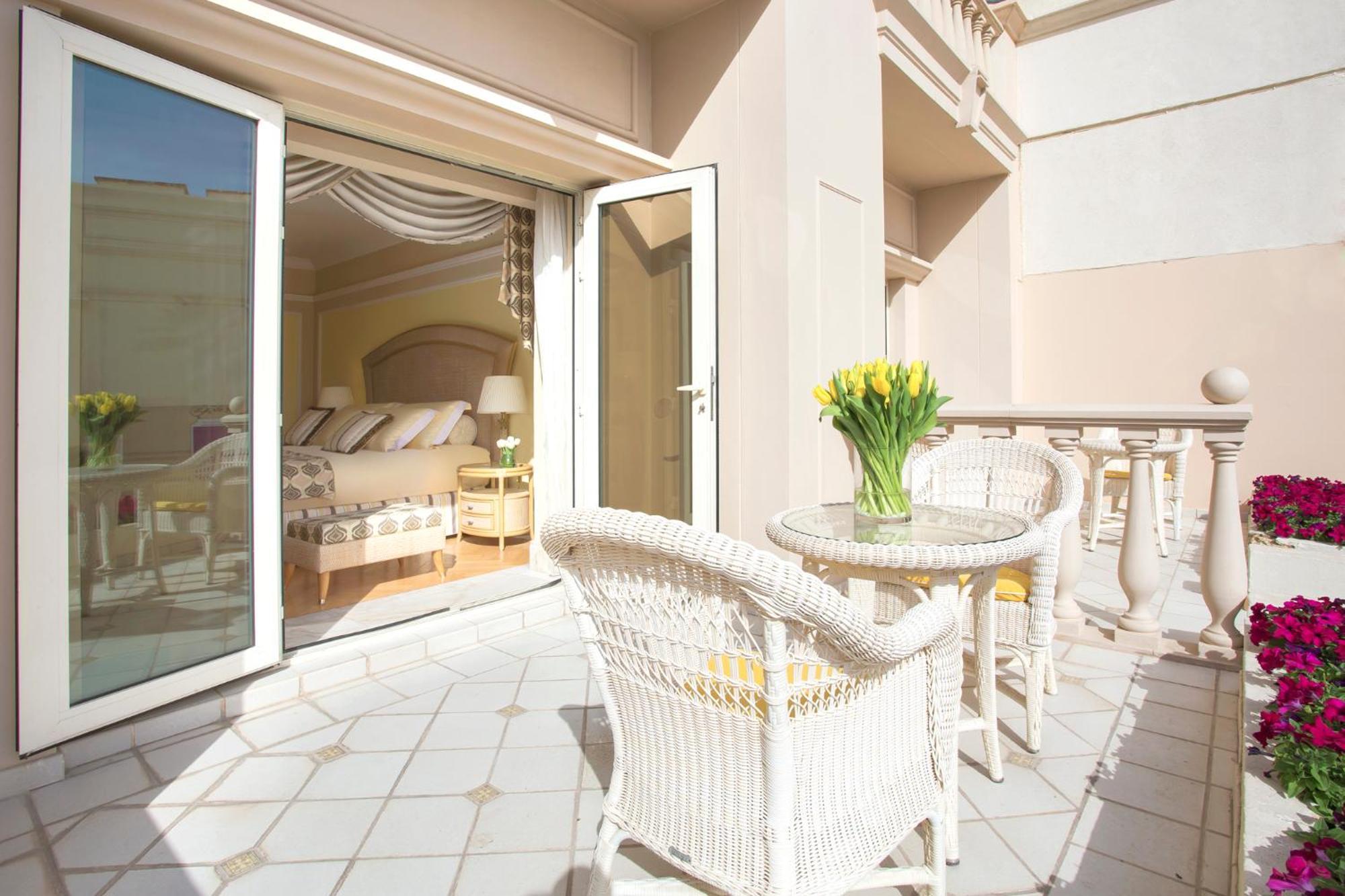 The Regency Hotel Kuwait Kuwait City Exterior foto A balcony