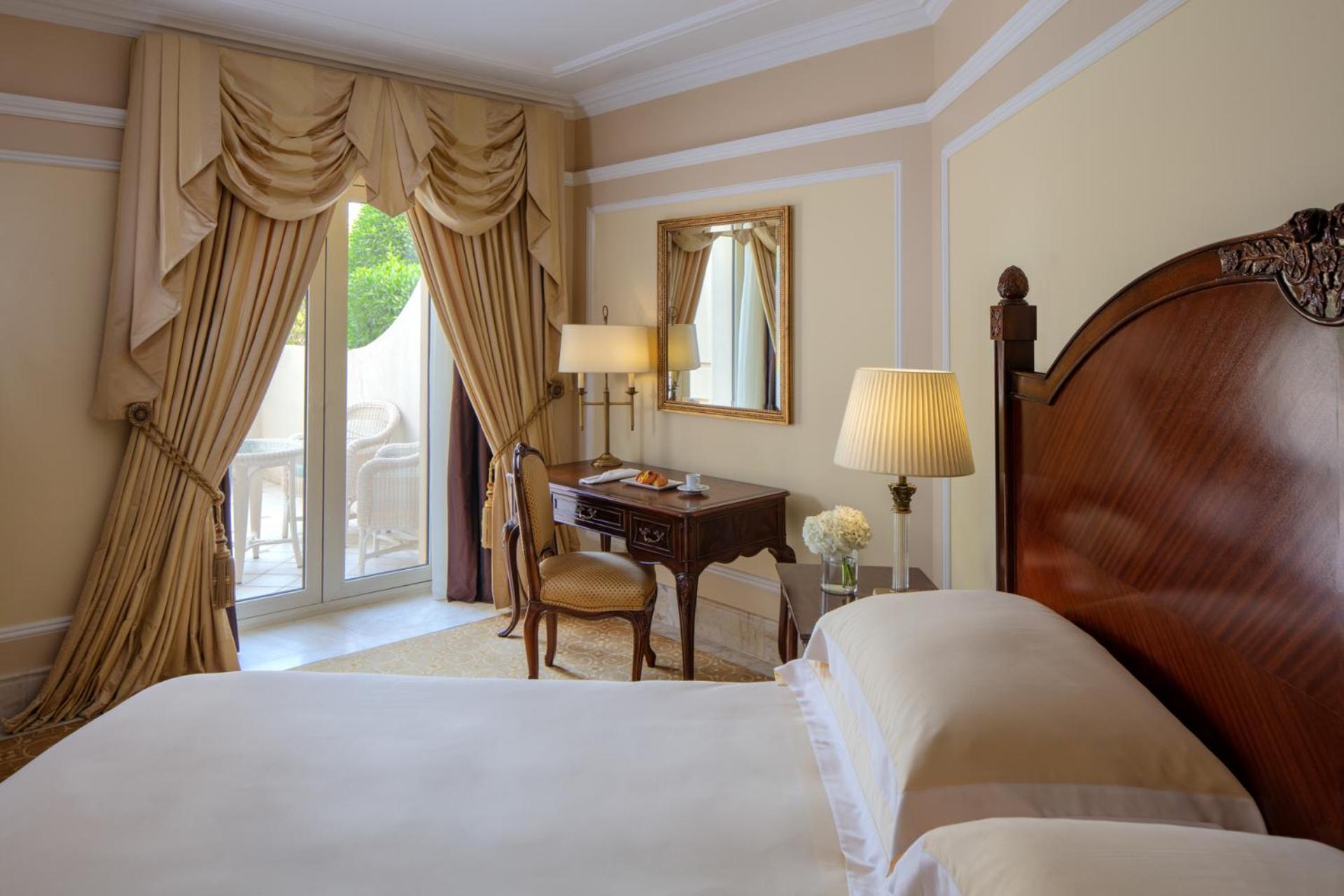 The Regency Hotel Kuwait Kuwait City Exterior foto A bedroom at the hotel